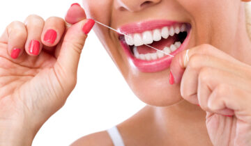 Come usare il filo interdentale: prima o dopo aver lavato i denti?